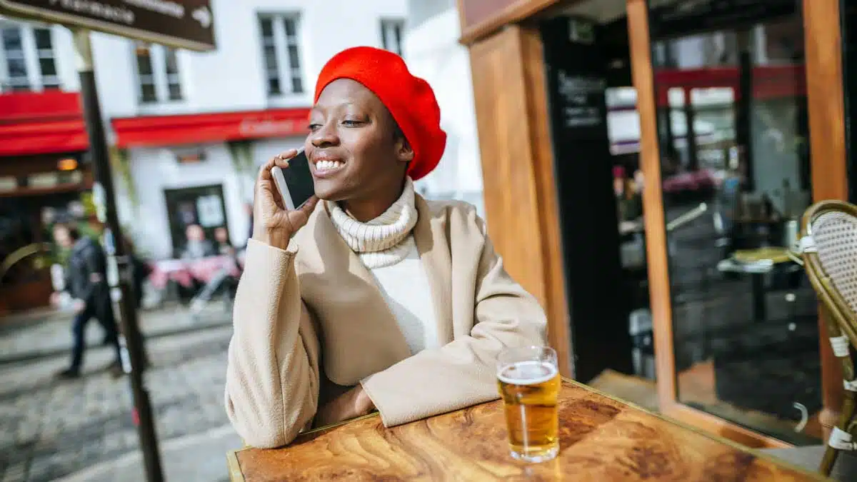 young-woman-in-paris-sitting-in-cafe-bistrot-in-Paris